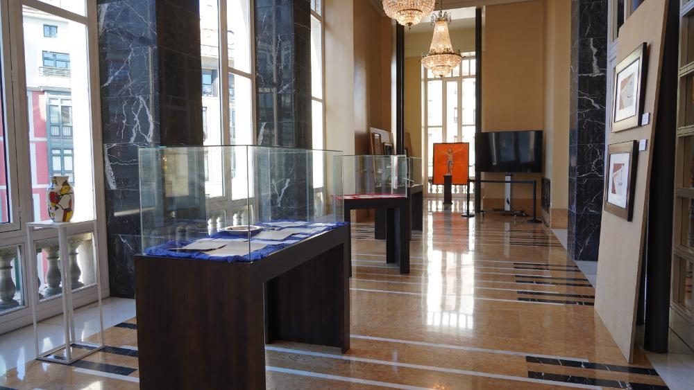 El Salón de Té del teatro Campoamor acoge desde hoy una exposición sobre Ramón de Campoamor en la que se conmemora el 125 aniversario de su muerte