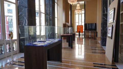 El Salón de Té del teatro Campoamor acoge desde hoy una exposición sobre Ramón de Campoamor en la que se conmemora el 125 aniversario de su muerte