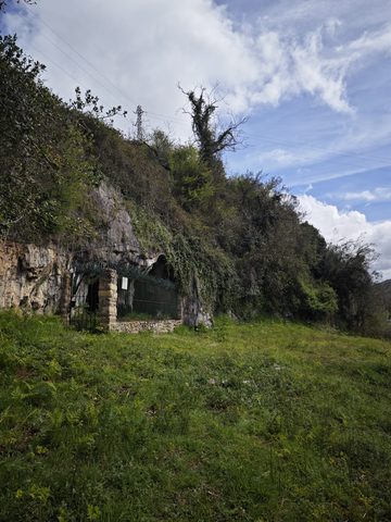 Cultura garantiza las visitas estivales a la cueva de La Lluera con la creación de una plaza específica de guardaguía