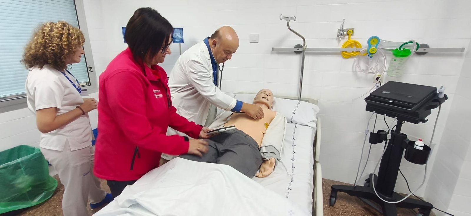 El Hospital de Jarrio incorpora una sala de simulación para reforzar la formación del personal sanitario en emergencias y cuidados críticos