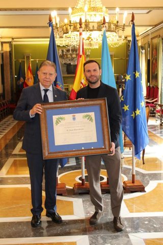 El Alcalde hace entrega a Juan Mata del título de Hijo Adoptivo de Oviedo