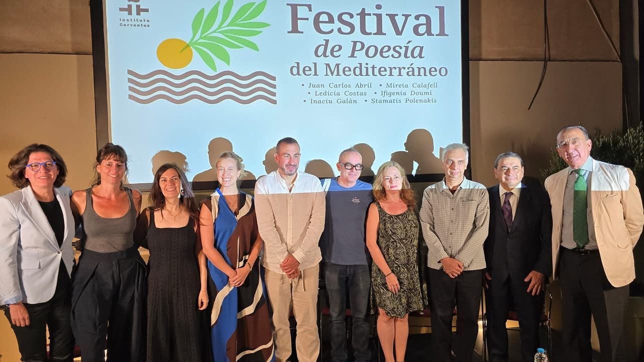 La poesía en asturiano y otras lenguas de España consigue éxito de público en Atenas