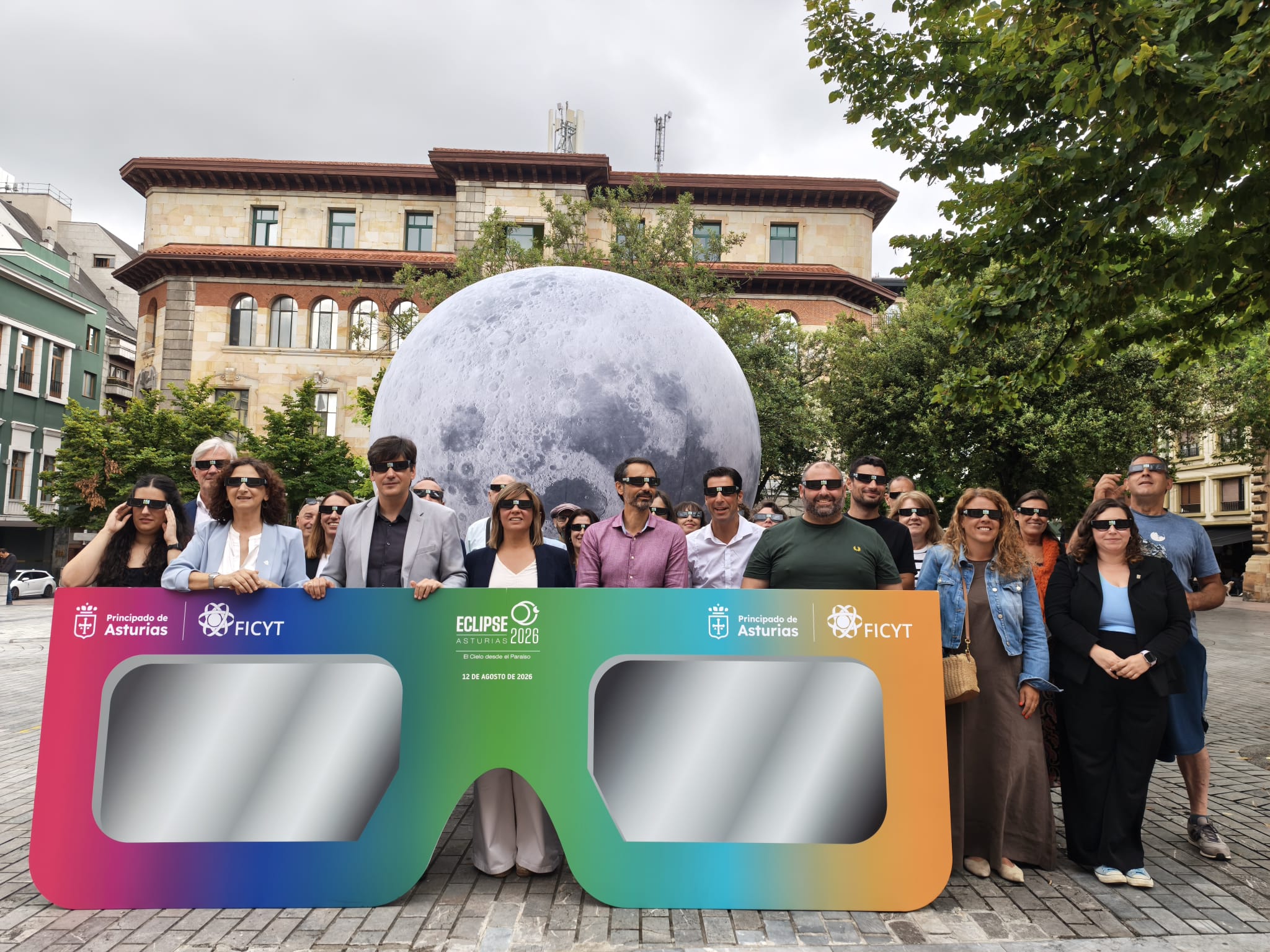 El Gobierno de Asturias supera las 50.000 gafas homologadas distribuidas para observar con seguridad el eclipse solar