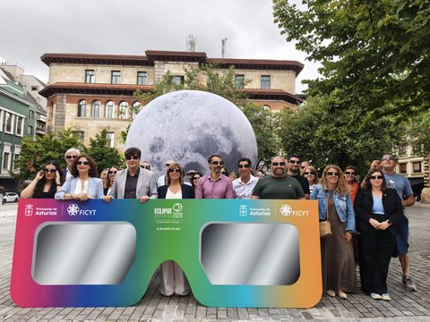 El Gobierno de Asturias supera las 50.000 gafas homologadas distribuidas para observar con seguridad el eclipse solar